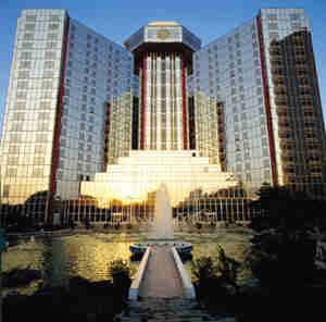 The Great Wall Sheraton Hotel Beijing was designed by the American Beckett International Corporation and finished in 1983. 
