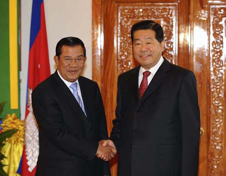 Jia Qinglin (R), chairman of the National Committee of the Chinese People's Political Consultative Conference, meets with Cambodian Prime Minister Hun Sen, in Phnom Penh, capital of Cambodia, Dec. 3, 2008. [Xinhua]