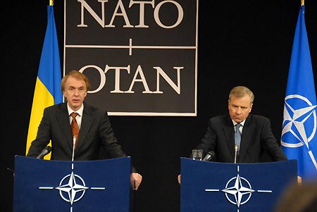 The North Atlantic Treaty Organization (NATO) Secretary General Jaap de Hoop Scheffer (R) and Ukrainian Foreign Minister Volodymyr Ohryzko attend a press conference in Brussels, capital of Belgium, Dec. 3, 2008. NATO on Wednesday urged Russia to return to the Conventional Forces in Europe (CFE) treaty, one year after Moscow suspended its participation in the regime.[Tang Ji/Xinhua]