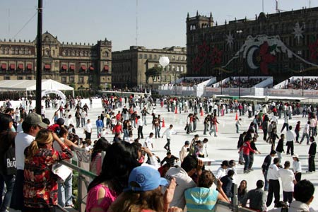 Toursits have fun at the skating rink on Mexico City's historic Zocalo Square, Dec. 2, 2008. About 14,000 tourists went to this skating rink every day after it was opened to the public for free Nov. 30.[Ma Guoqiang/Xinhua]