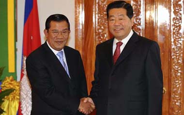 Jia Qinglin (R), chairman of the National Committee of the Chinese People's Political Consultative Conference, meets with Cambodian Prime Minister Hun Sen, in Phnom Penh, capital of Cambodia, Dec. 3, 2008. [Xinhua]