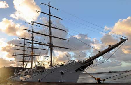 Argentine navy training vessel 'Libertad' casts anchor at the harbor of Montevideo, capital of Uruguay, on Dec. 2, 2008. The training vessel 'Libertad' arrived in Montevideo recently after 8 months sailing before back to Buenos Aires. [Xinhua] 