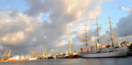 Argentine navy training vessel 'Libertad' (R) casts anchor at the harbor of Montevideo, capital of Uruguay, on Dec. 2, 2008. [Xinhua]