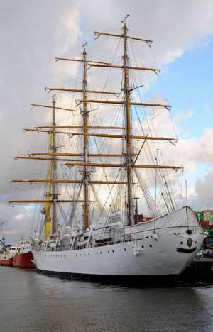 Argentine navy training vessel 'Libertad' casts anchor at the harbor of Montevideo, capital of Uruguay, on Dec. 2, 2008. [Xinhua]