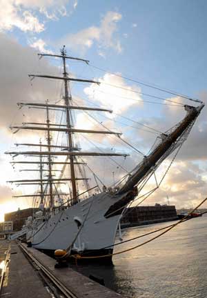 Argentine navy training vessel 'Libertad' casts anchor at the harbor of Montevideo, capital of Uruguay, on Dec. 2, 2008. [Xinhua]