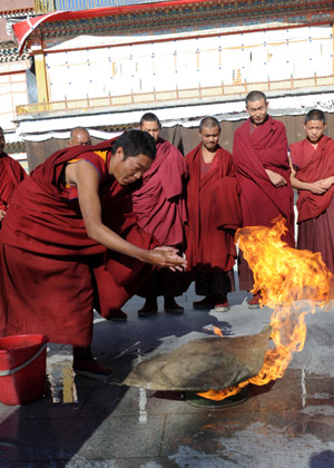 Picture taken on Nov. 29, 2008 shows Tibetan Buddhist monks try to put out a fire during a drilling at Zhaxi Lhunbo Lamasery in Xigaze of southwest China's Tibet Autonomous Region. [Xinhua]