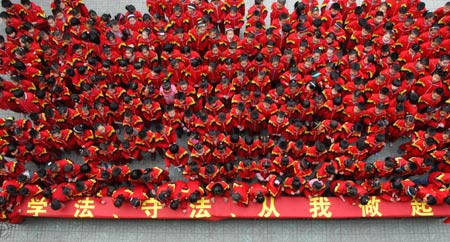 Students autograph on a banner at Xinhuananlu Primary School in Xingtai City, north China's Hebei Province, Dec. 3, 2008. Campaigns to publicize laws were launched all over the country in recent days to mark the National Law Publicity Day, which falls on Dec. 4.[Xinhua]