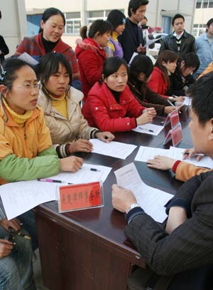 Workers consult law issues at an enterprise in Hanshan County, east China's Anhui Province, Dec. 3, 2008. Campaigns to publicize laws were launched all over the country in recent days to mark the National Law Publicity Day, which falls on Dec. 4. [Xinhua]