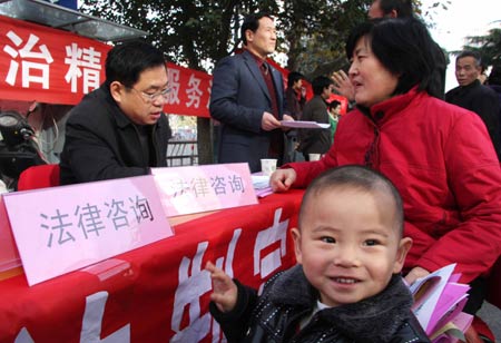 Lawyers offer law consultation in Huaibei City, east China's Anhui Province, Dec. 2, 2008. Campaigns to publicize laws were launched all over the country in recent days to mark the National Law Publicity Day, which falls on Dec. 4.[Xinhua] 