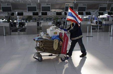 An anti-government protester leaves Bangkok's Suvarnabhumi International Airport December 3, 2008. Thailand's main international airport should be back to normal in two days, its general manager said on Wednesday as anti-government protesters packed up and left at the end of an eight-day blockade. [China Daily via Agencies] 