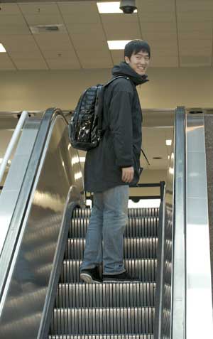 China's star hurdler Liu Xiang takes an escalator at the Los Angeles International Airport in the United States to transfer his flight to Houston on Dec. 3, 2008. [Xinhua]