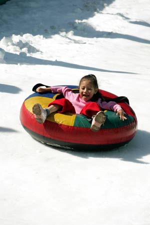 A girl plays at the skating rink on Mexico City's historic Zocalo Square, Dec. 2, 2008. About 14,000 tourists went to this skating rink every day after it was opened to the public for free Nov. 30. [Ma Guoqiang/Xinhua]