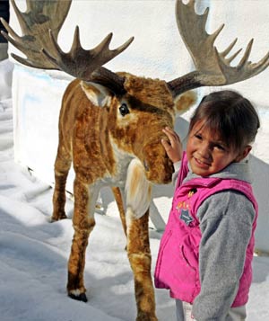 A girl touches a toy deer at the skating rink on Mexico City's historic Zocalo Square, Dec. 2, 2008. About 14,000 tourists went to this skating rink every day after it was opened to the public for free Nov. 30. [Ma Guoqiang/Xinhua]