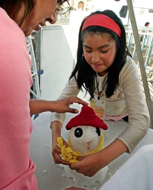 A girl and her mother have fun at the skating rink on Mexico City's historic Zocalo Square, Dec. 2, 2008. About 14,000 tourists went to this skating rink every day after it was opened to the public for free Nov. 30. [Ma Guoqiang/Xinhua]