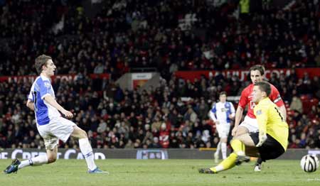 Blackburn Rovers' Matt Derbyshire (L) scores past Manchester United's Ben Foster during their English League Cup soccer match at Old Trafford in Manchester, northern England, Dec. 3, 2008.[Xinhua/Reuters]