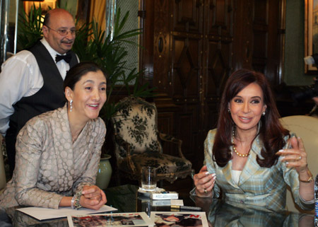 Argentina's President Cristina Fernandez (R) meets with freed French-Colombian hostage Ingrid Betancourt (L Front) at the Casa Rosada Presidential Palace in Buenos Aires, Dec. 2, 2008. [Xinhua]