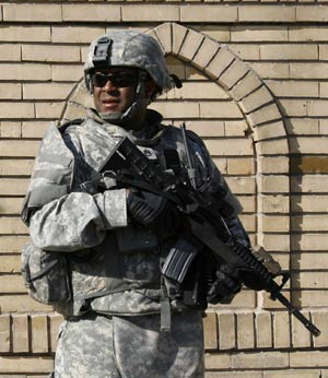 A U.S. soldier of 2nd Heavy Brigade Combat Team, 1st Infantry Division stands guard outside a mosque in Hurriya district northwest of Baghdad December 3, 2008.[Xinhua]