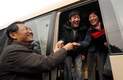 Liu Xiang (C), former 110m hurdle world and Olympic champion, and his parents wave to reporters before leaving for the United States for treatment, in Shanghai, east China, Dec. 3, 2008. Liu Xiang, accompanied by his mother and coach, flew to Houston Wednesday to receive treatment of his troublesome right foot.[Xinhua Photo] 