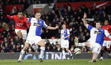 Manchester United's Nani (L) scores against Blackburn Rovers during their English League Cup soccer match at Old Trafford in Manchester, northern England, Dec. 3, 2008. 
