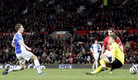 Blackburn Rovers' Matt Derbyshire (L) scores past Manchester United's Ben Foster during their English League Cup soccer match at Old Trafford in Manchester, northern England, Dec. 3, 2008. 