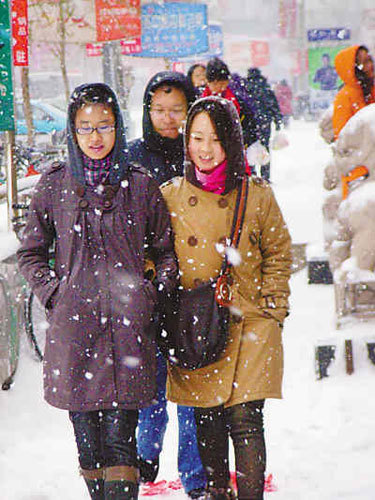 Heavy snow hit Qiqihar, northeast China's Heilongjiang Pronvince on December 3, 2008.