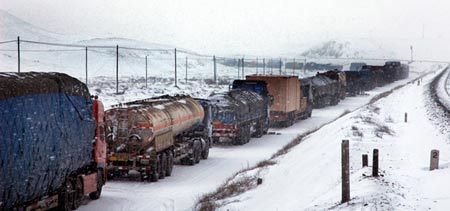 Vehicles are left stranded on a highway in the Xinjiang Uygur autonomous region December 3, 2008, after the road was forced to close due to the heavy snow. [China Daily] 