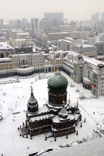 A bird's view of a square in Northeast China's Heilongjiang Province is seen in this photo taken December 3, 2008. Cold air hit most of the northern part of the country from Wednesday with a dramatic drop in temperatures. [Xinhua]