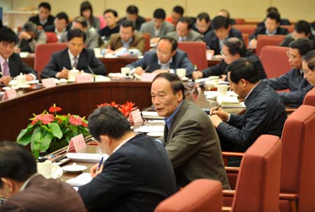 Chinese Vice Premier Wang Qishan (3rd, L) speaks at a meeting on foreign and domestic trade on Nov. 2, 2008. [Xinhua]