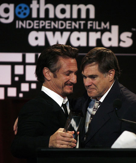 Actor Sean Penn (L) presents director Gus Van Sant with a Tribute Award at the 18th Annual Gotham Independent Film Awards in New York December 2, 2008.