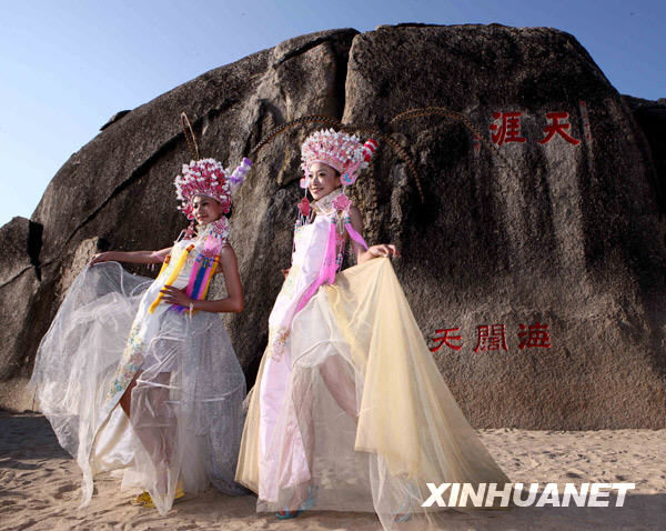 Competitors display wedding dresses during China 2008 Xinsilu model contest in Sanya of south China's Hainan Province, Dec. 2, 2008.