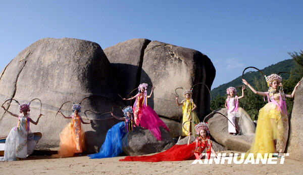 Competitors display wedding dresses during China 2008 Xinsilu model contest in Sanya of south China's Hainan Province, Dec. 2, 2008.