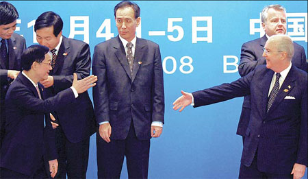 US ambassador to China Clarke Randt (right) extends his hand for a member of the Chinese delegation at the opening session of the two-day China-US Strategic Economic Dialogue in Beijing yesterday. Speaking at the biannual dialogue, Vice-Premier Wang Qishan urged Washington to ensure that Chinese investments in the US were safe. [AFP via China Daily]