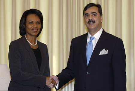  Pakistan's Prime Minister Yousaf Raza Gilani (R) shakes hands with U.S. Secretary of State Condoleezza Rice in Islamabad December 4, 2008.[Xinhua/Reuters]