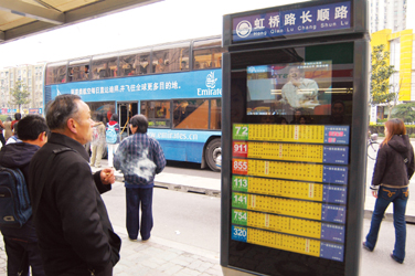In 2007 there were 16,944 buses operating on 927 lines in Shanghai, and passenger numbers had reached 2.65 billion.