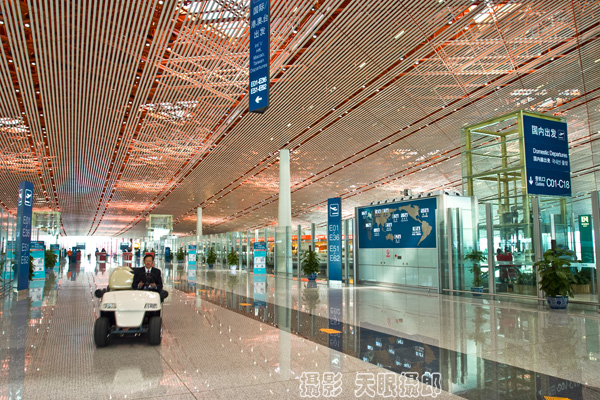 This is the new third terminal of the capital airport. By 2006 China had 998 civilian transport aircraft and 952 airliners. 