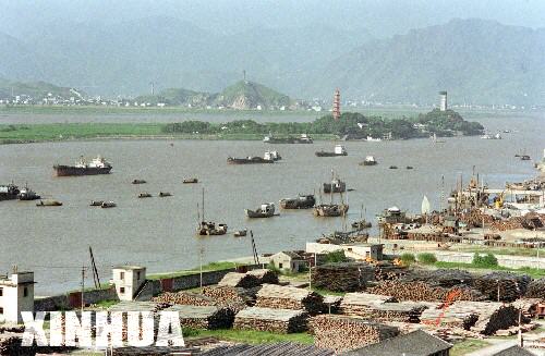 This is Wenzhou Port in the 1980s. Passenger transport along the Yangtze River was the main traffic route for people living on the banks of the river in the 1980s, and was also the busiest channel. The volume of freight on the 25 main routes of the Yangtze River in 1985 was over 100 million tons.