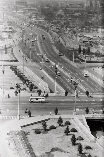 This photo shows traffic conditions during the 1980s on the second ring road in Beijing which are never likely to be seen in daylight hours nowadays. At that time, private cars were scarce in China. 