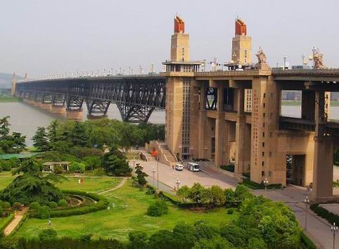 This photo shows Nanjing Yangtze River Bridge. Due to a lack of technology in the early days of the People's Republic of China, most of China’s bridges were built of stone. China did not develop steel arch and pre-stressed concrete bridges until the 1960s.