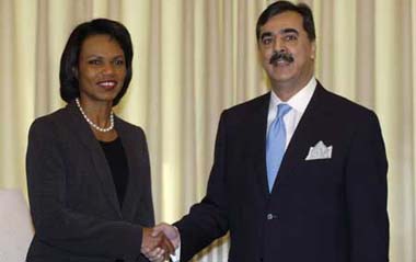 Pakistan's Prime Minister Yousaf Raza Gilani (R) shakes hands with U.S. Secretary of State Condoleezza Rice in Islamabad December 4, 2008.[Xinhua/Reuters]