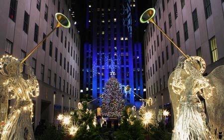 The 76th annual Rockefeller Center Christmas Tree is pictured after the lighting ceremony in New York December 3, 2008. [Xinhua/Reuters]