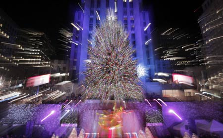 The 76th annual Rockefeller Center Christmas Tree stands after the lighting ceremony in New York December 3, 2008.[Xinhua/Reuters]