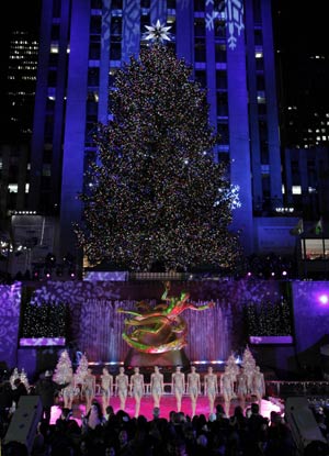 The Rockettes perform during the 76th annual Rockefeller Center Christmas Tree lighting ceremony in New York December 3, 2008.[Xinhua/Reuters]