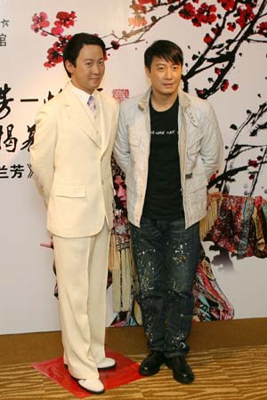  Leon Lai (R), who played the role of late Beijing Opera master Mei Lanfang in movie 'Forever Enthralled', poses with the wax statue of his image in the movie at the Shanghai Madame Tussauds Wax Museum in Shanghai, east China, Dec. 3, 2008. The statue's unveiling ceremony was held here Wednesday. [Zhu Liangcheng/Xinhua]