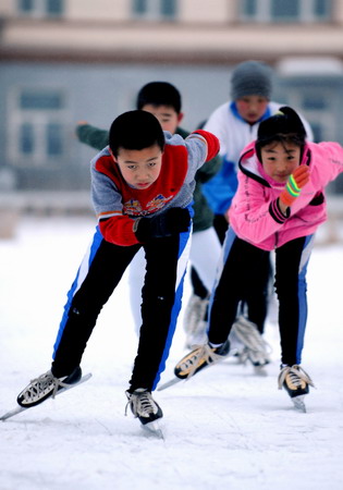 Young people practice iceskating in the city of Yakeshi, North China's Inner Mongolia Autonomous Region, December 4, 2007. Vast areas from north to central China are experiencing a rare strong cold wave front in recent years, which have forced 26 provinces and municipalities to issue cold weather alerts.[Xinhua]