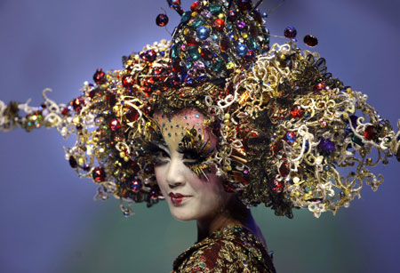 A model presents a creation for a colorful cosmetic design contest at China Fashion Week in Beijing Nov.12, 2008.[China Daily/Agencies]