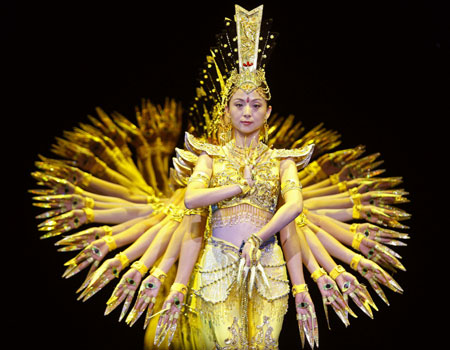 Dancers from China Disabled People's Performing Art Troupe perform at Lisbon's Coliseum Oct. 24, 2008.[China Daily/Agencies]