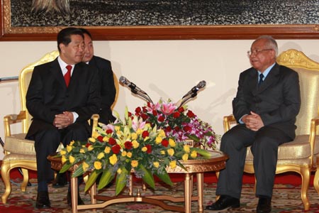 Jia Qinglin (L), chairman of the National Committee of the Chinese People' s Political Consultative Conference (CPPCC), meets with Cambodian Senate President Chea Sim in Phnom Penh, Cambodia, Dec. 4, 2008. (Xinhua/Ju Peng) 