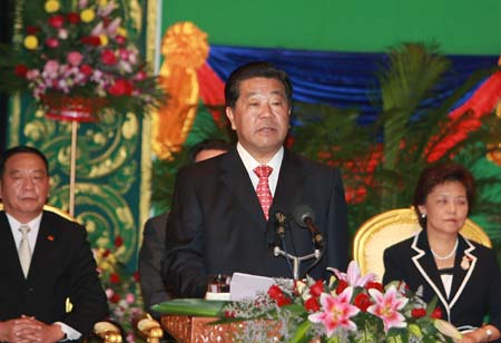 Jia Qinglin (C), chairman of the National Committee of the Chinese People's Political Consultative Conference (CPPCC), speaks at a celebration marking the 50th anniversary of bilateral diplomatic ties between China and Cambodia in Phnom Penh, Cambodia, Dec. 4, 2008. (Xinhua/Ju Peng) 