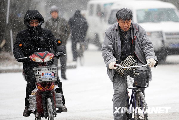 Heavy snow hit Harbin, northeast China's Heilongjiang Province, on December 3, 2008.