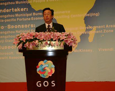 Guo Gengmao, acting governor of Henan, gives a speech at the opening ceremony of the second Global Outsourcing Summit.